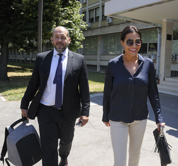 Цеца дошла, Јеца изостала због приватних разлога